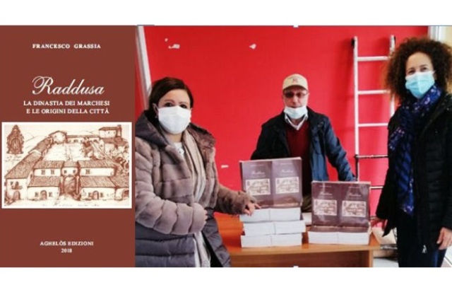 Francesco Grassia, giornalista e scrittore, dona copie del suo libro a scuola 'Verga' di Raddusa